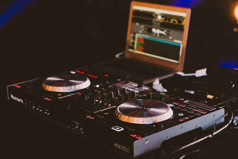 You are currently viewing Free DJ Lessons: How to use CDJs